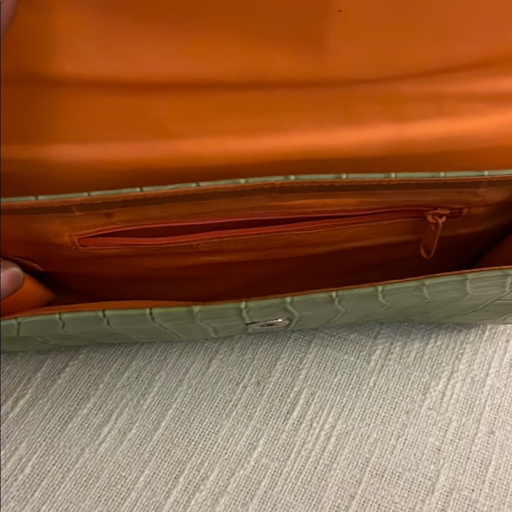 Green Crocodile-Embossed Clutch - Picture 5 of 6